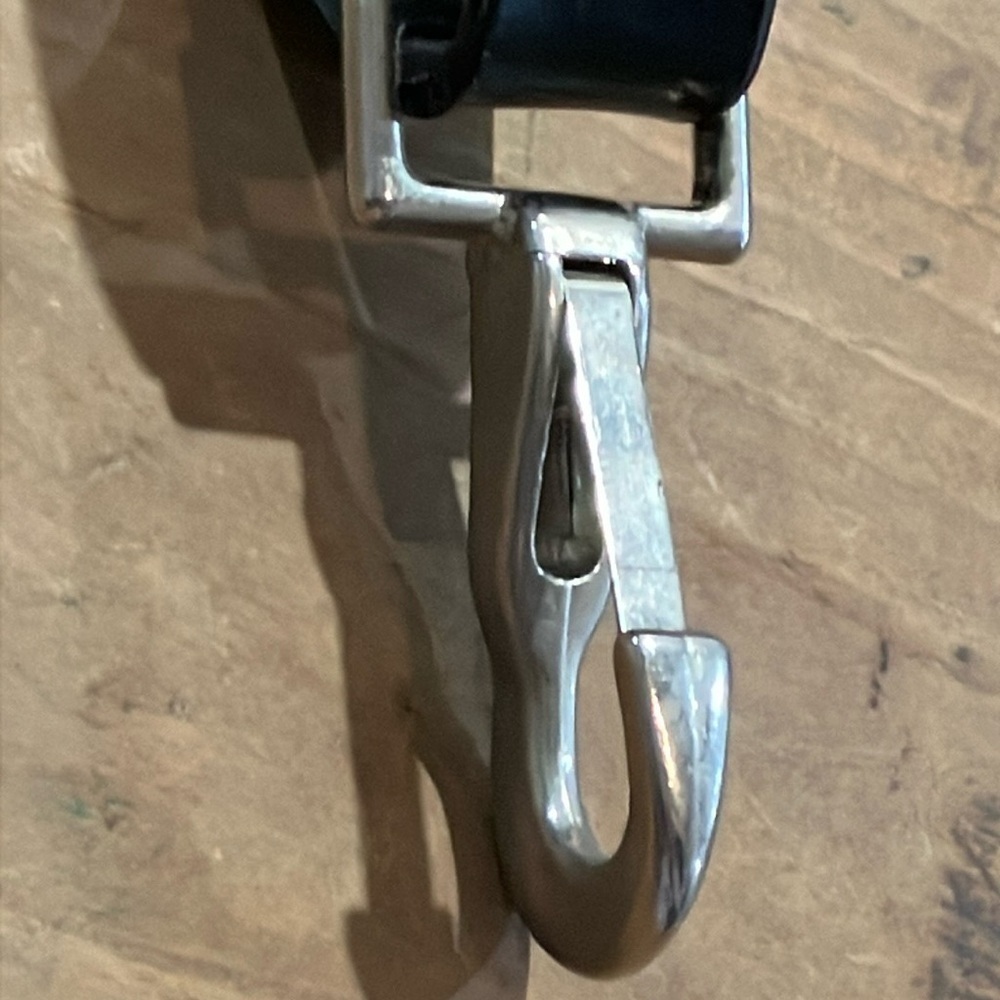 Loop attaches on belt. RM Knives  Black Leather Key fob Holder with Silver Clip - Picture 4 of 9